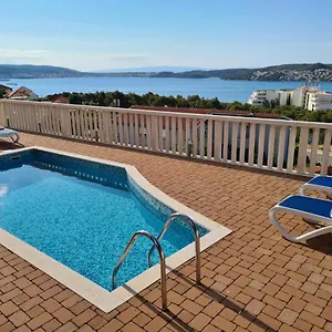 https://villa-luciana-trogir.hotels-in-trogir.com