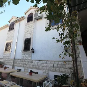 https://apartments-sustic.hotels-in-trogir.com